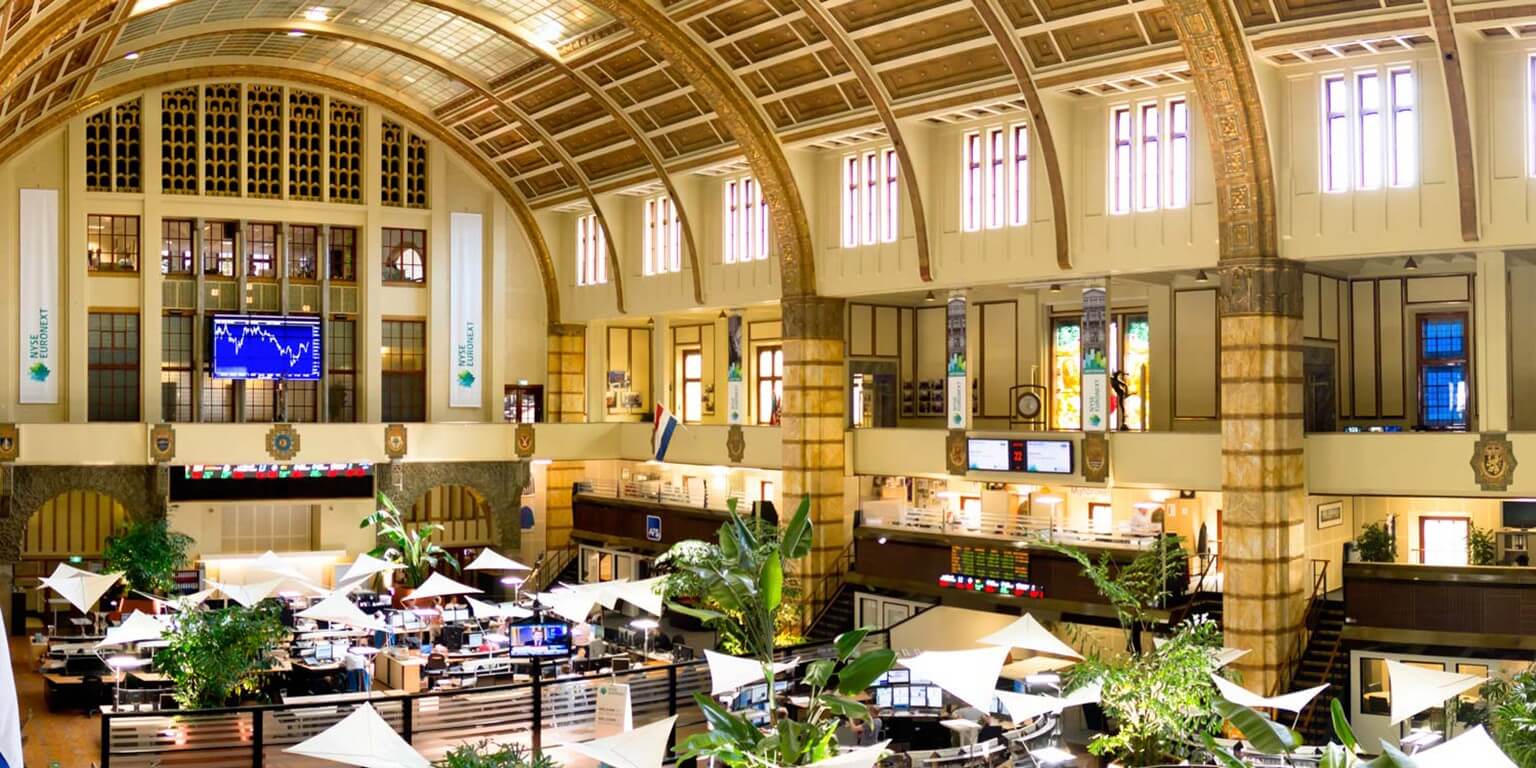 AEX houdt stand boven 900 punten te midden van handelsescalatie